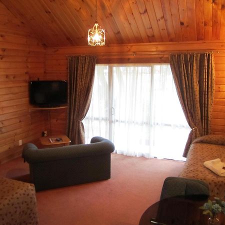 Alpine Lodge Motel Ханмер Спрингс Екстериор снимка