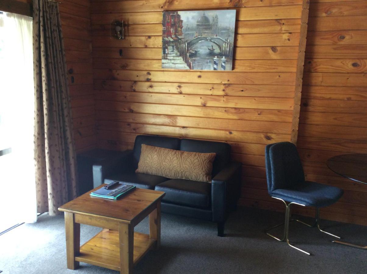 Alpine Lodge Motel Ханмер Спрингс Екстериор снимка