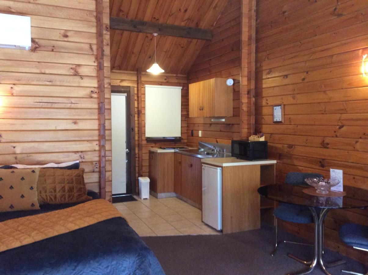 Alpine Lodge Motel Ханмер Спрингс Екстериор снимка