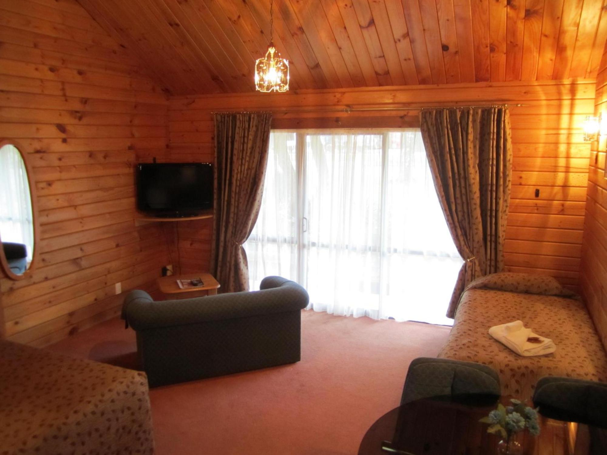 Alpine Lodge Motel Ханмер Спрингс Екстериор снимка