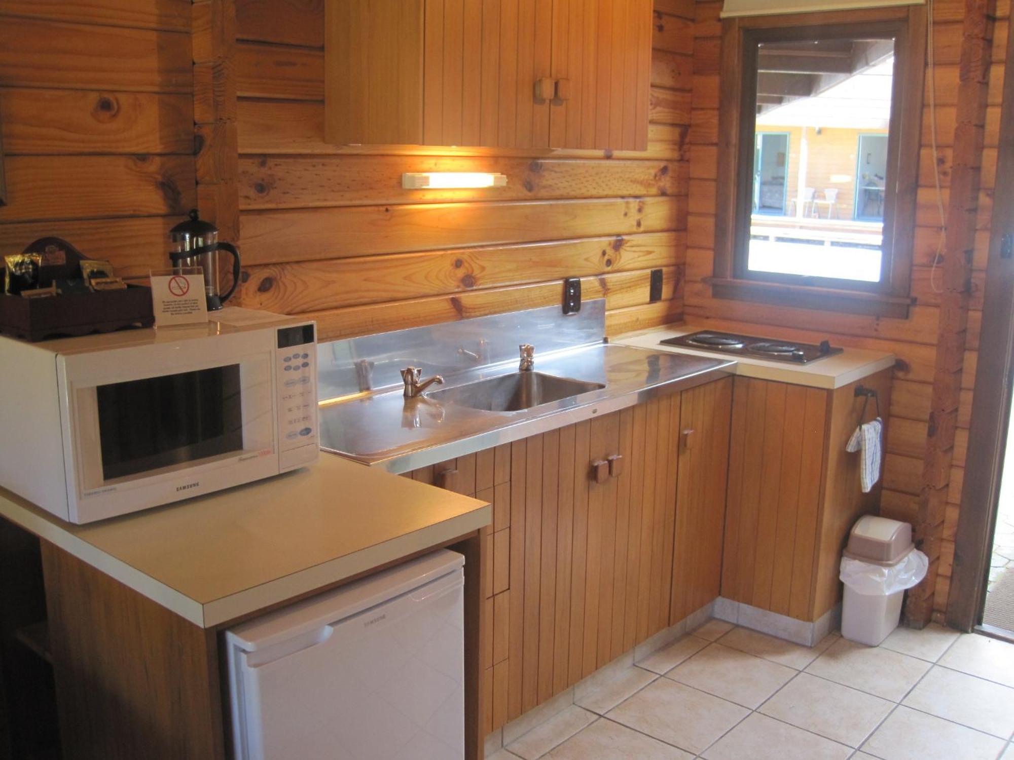 Alpine Lodge Motel Ханмер Спрингс Екстериор снимка